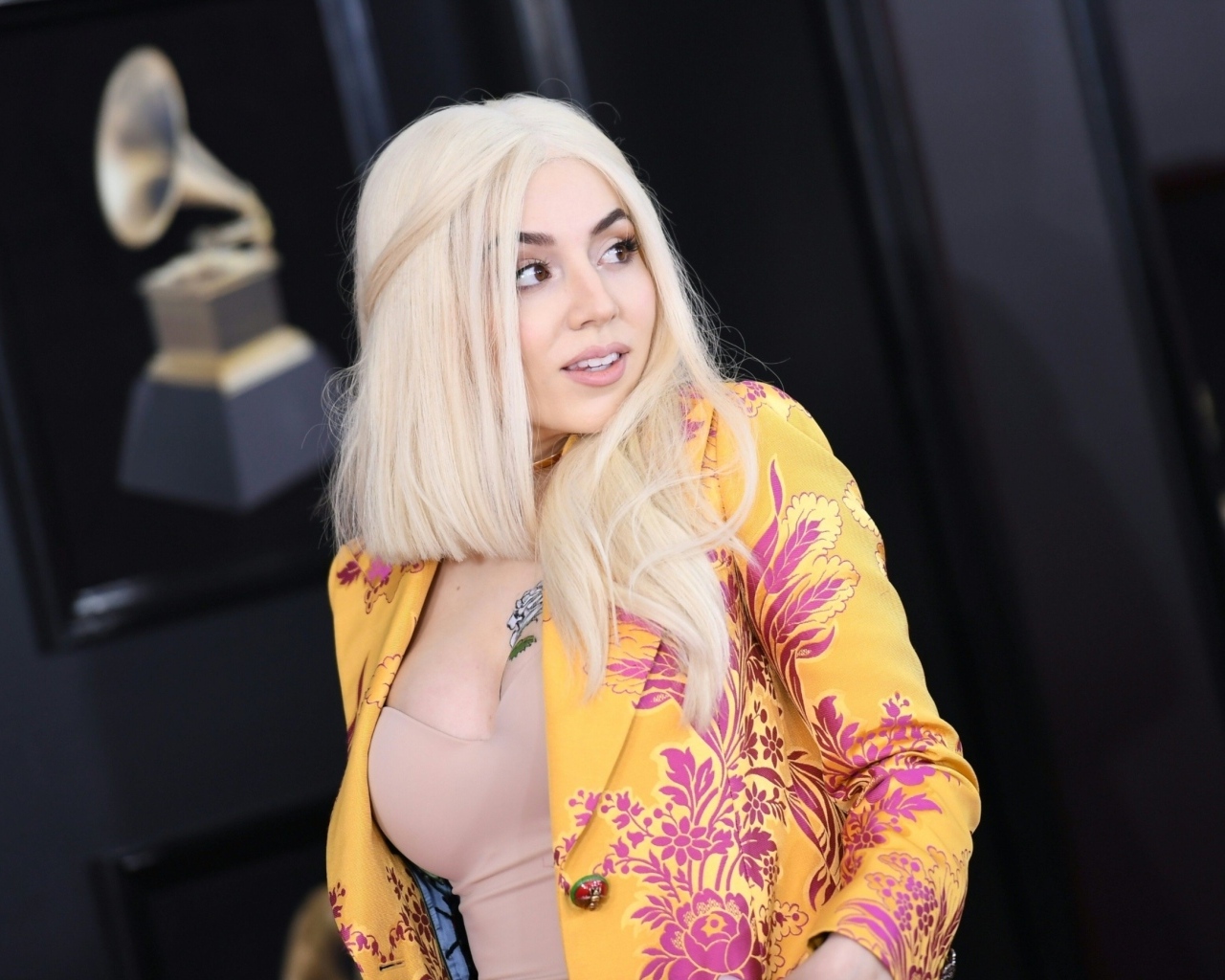 Красивая блондинка, американская певица Эйва Макс