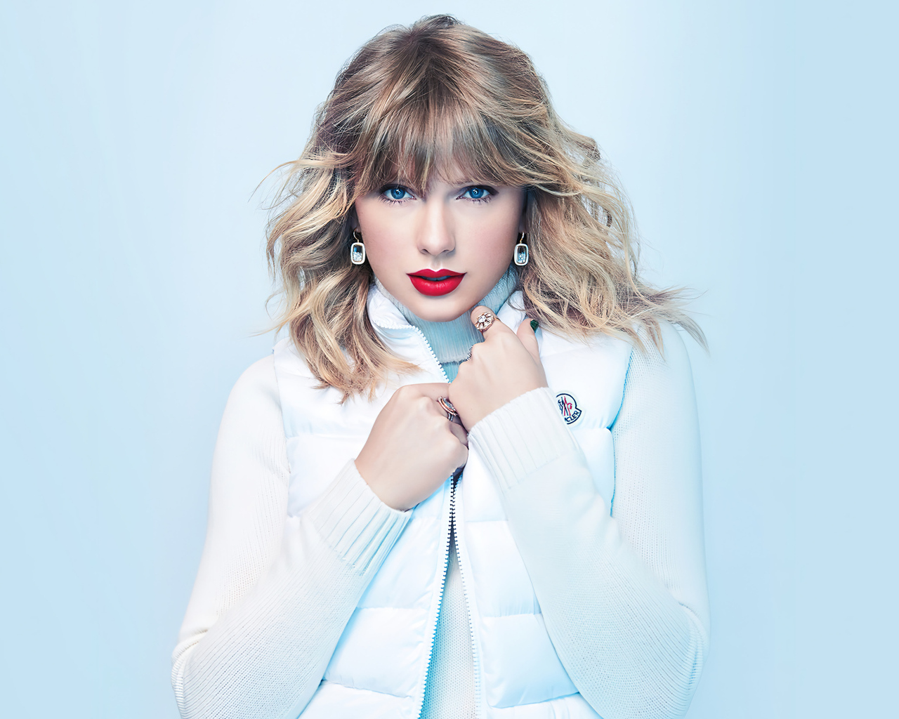 Красивая блондинка Тейлор Свифт на голубом фоне