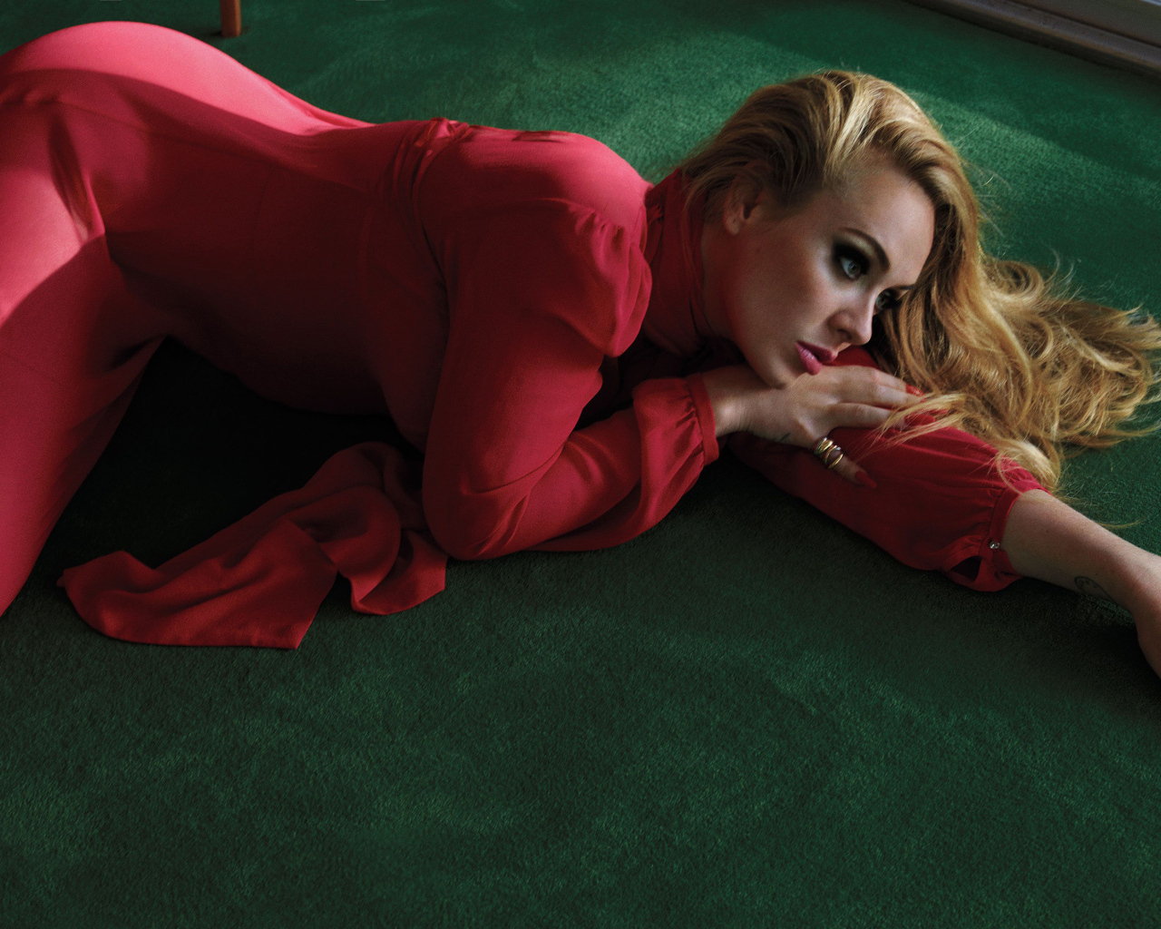 Красивая блондинка певица Адель в красном платье