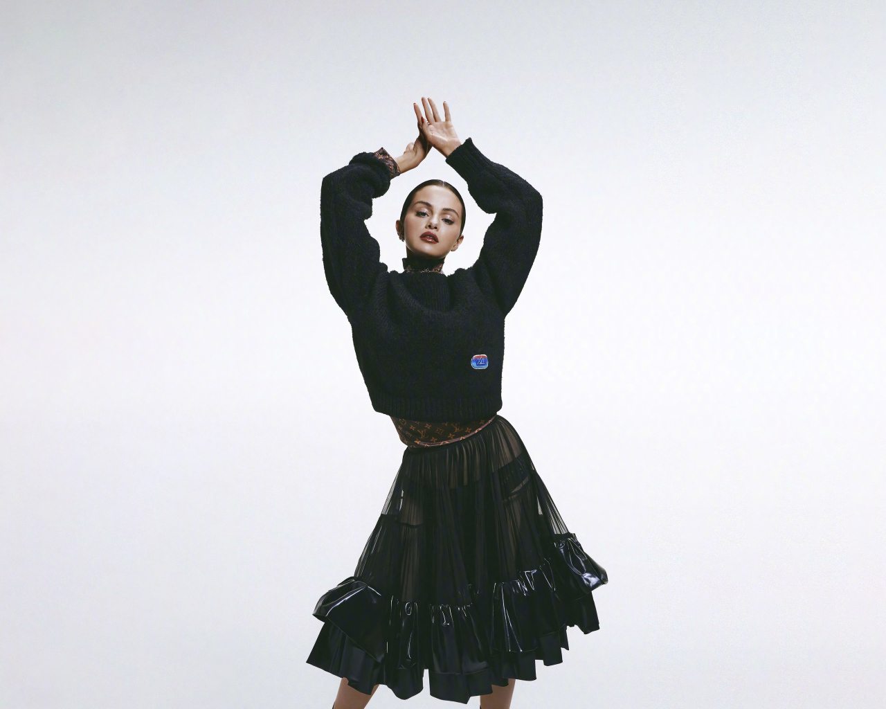 Красивая певица и модель Селена Гомес на сером фоне