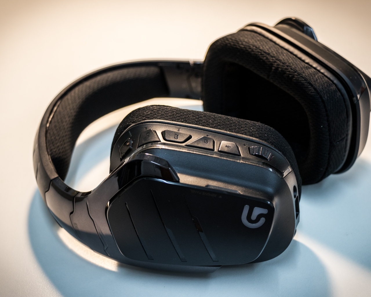 Большие черные наушники на сером фоне