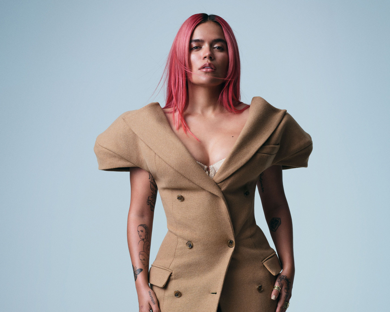 Яркая певица Karol G на сером фоне