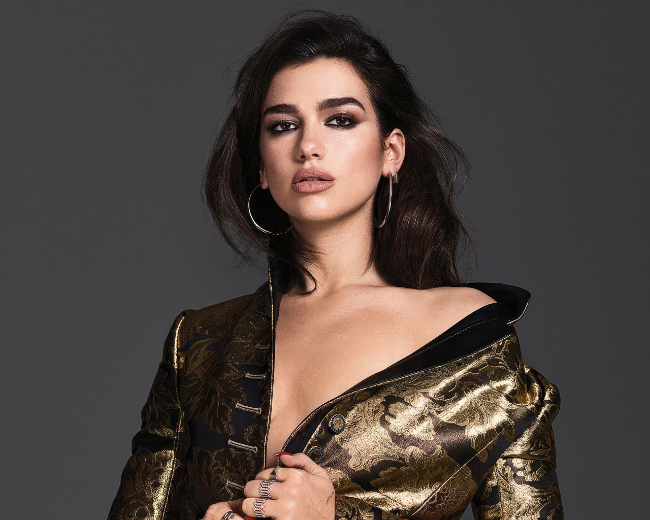 Кареглазая красивая певица Дуа Липа