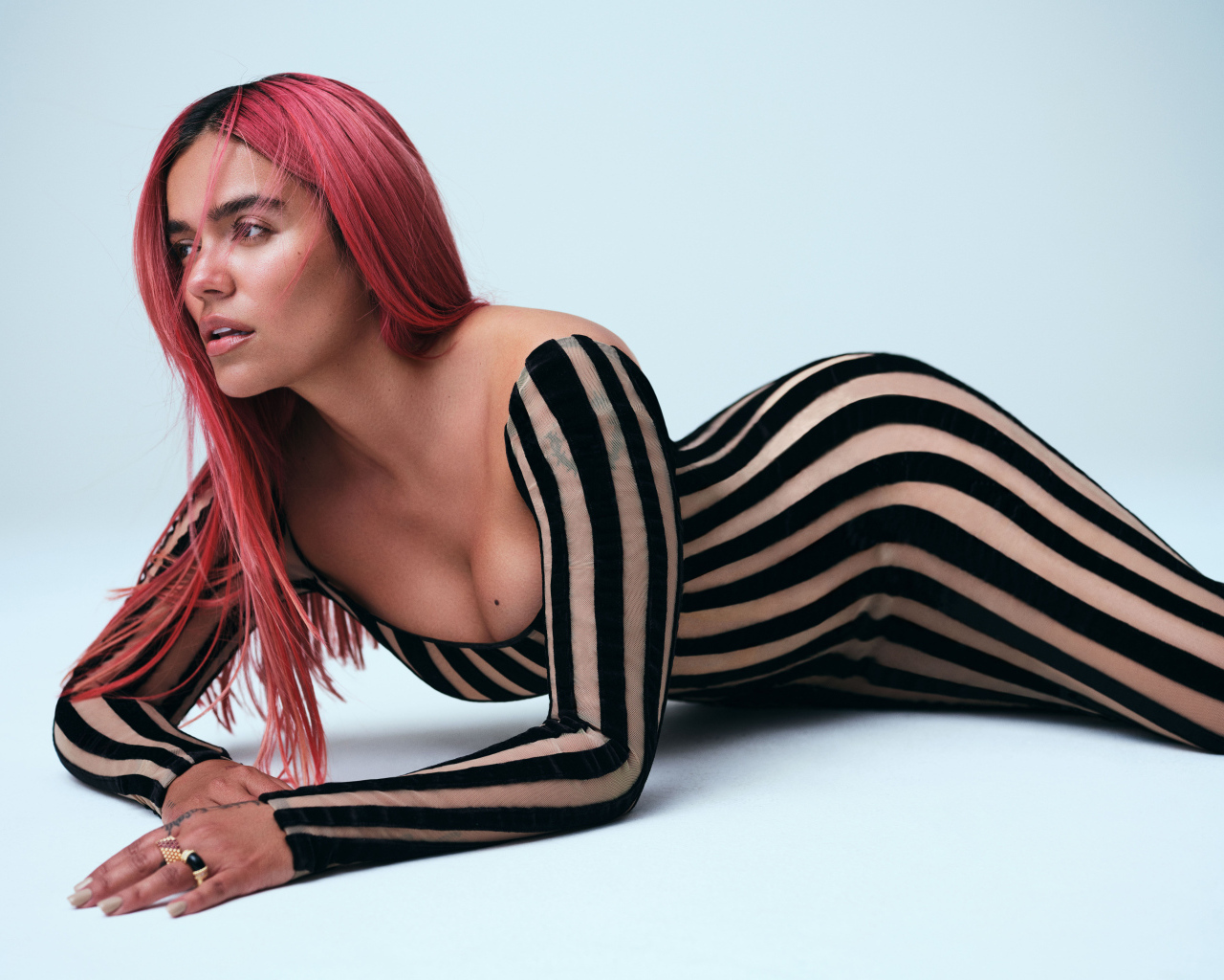 Колумбийская певица Karol G в полосатом платье