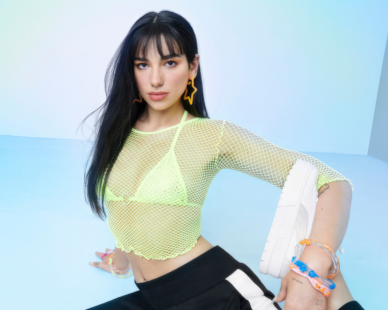 Гибкая певица Дуа Липа в голубой комнате