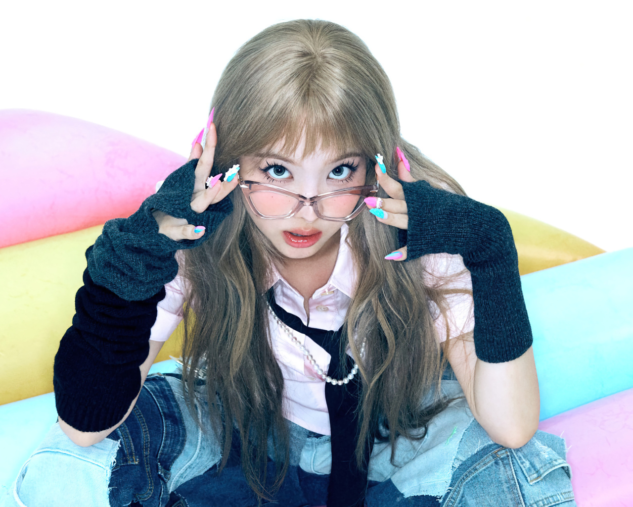 Девушка певица Наён в очках