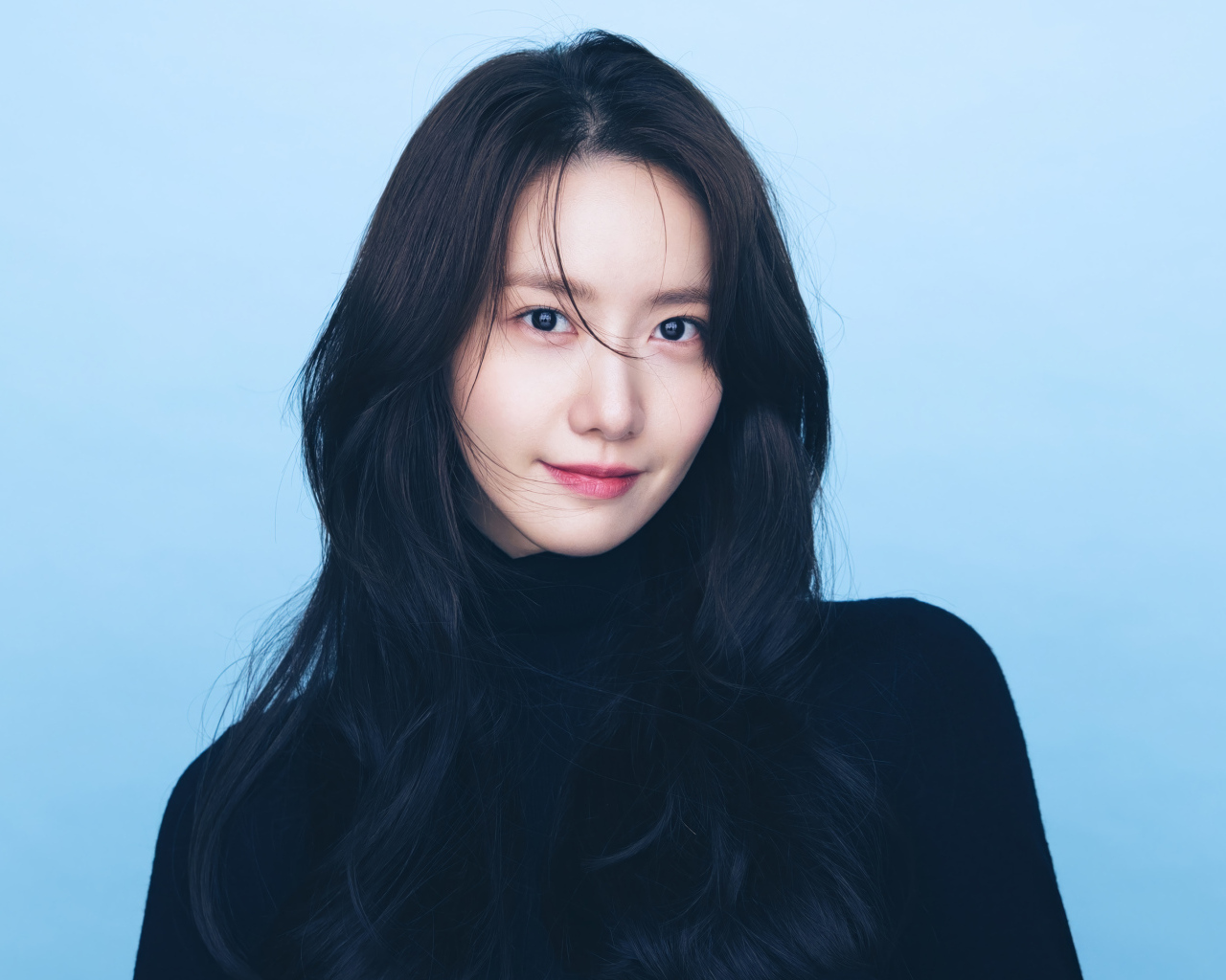 Корейская исполнительница Yoona на голубом фоне