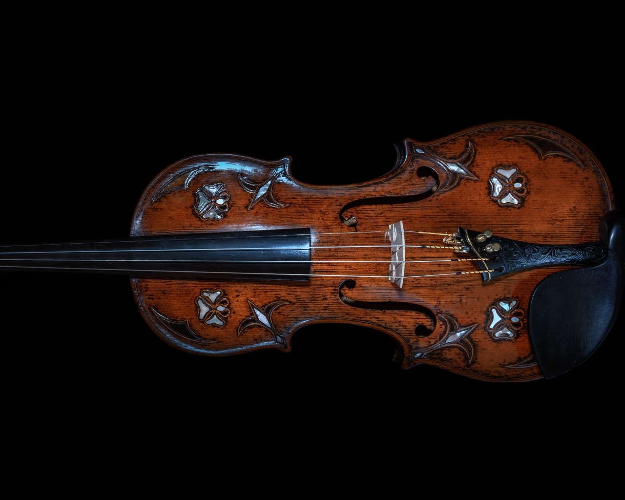 Большая деревянная скрипка на черном фоне