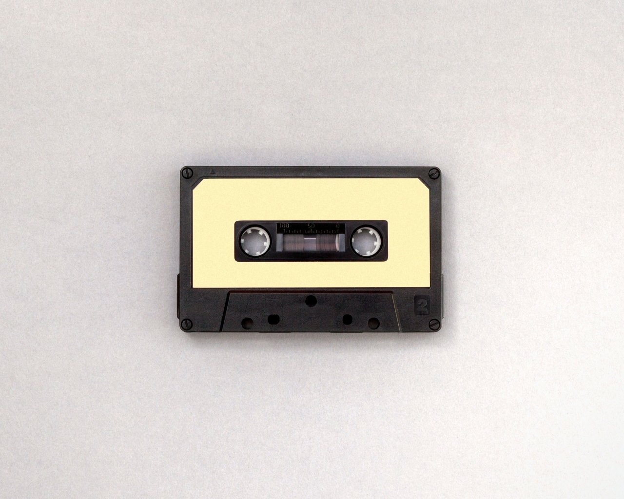 Старая кассета на сером фоне