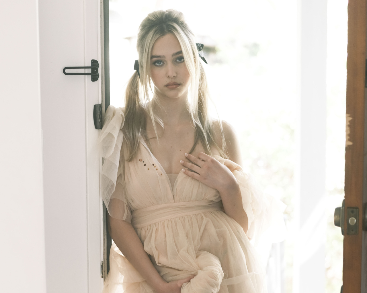 Исполнительница Havanna Winter в платье