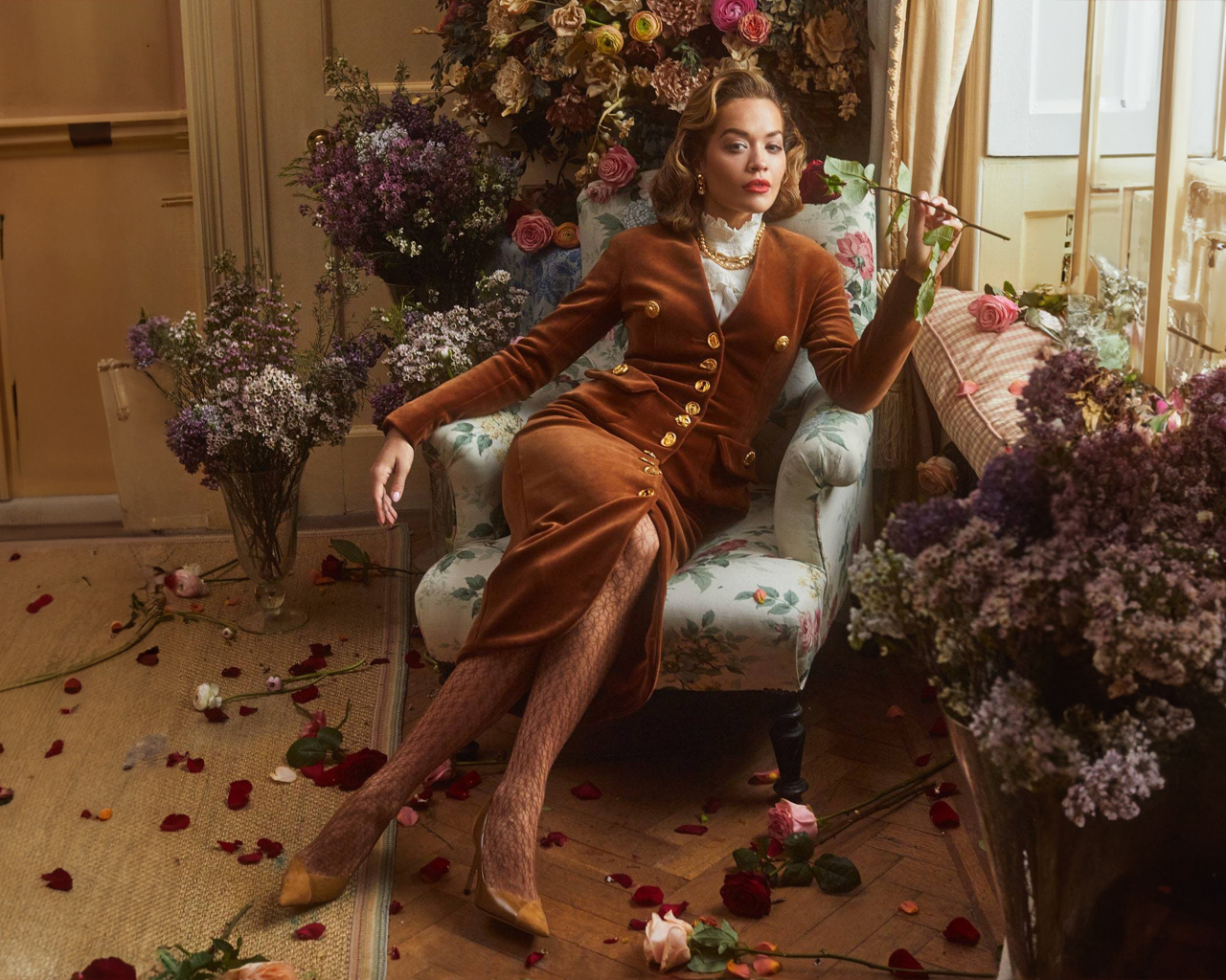 Популярная певица Рита Ора сидит в кресле