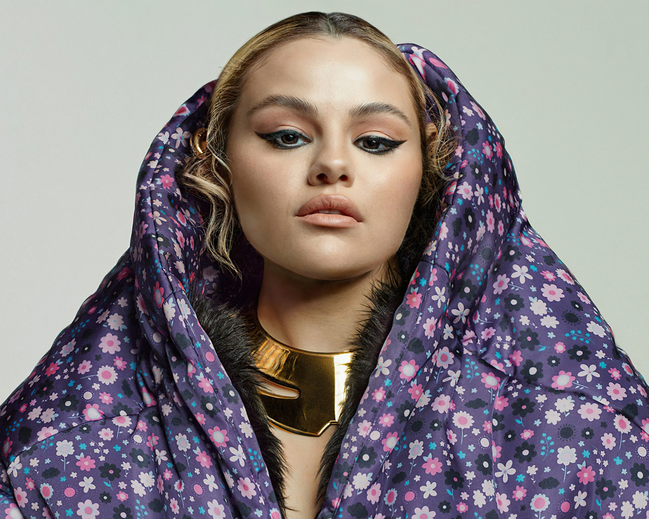 Популярная певица Селена Гомес в одеяле