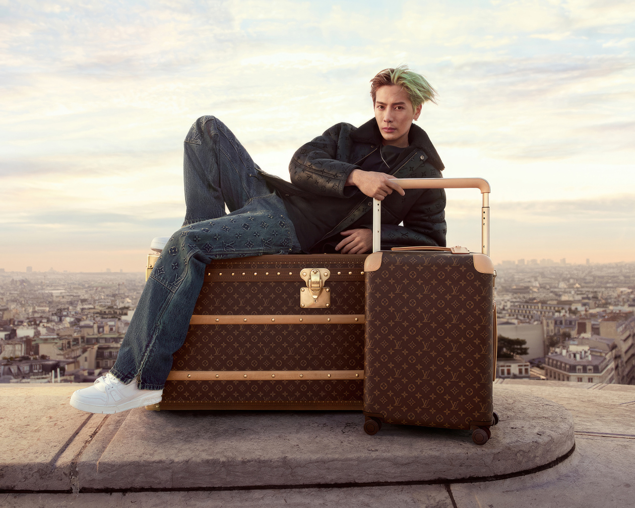 Рэпер Джексон Ван  лежит на чемодане