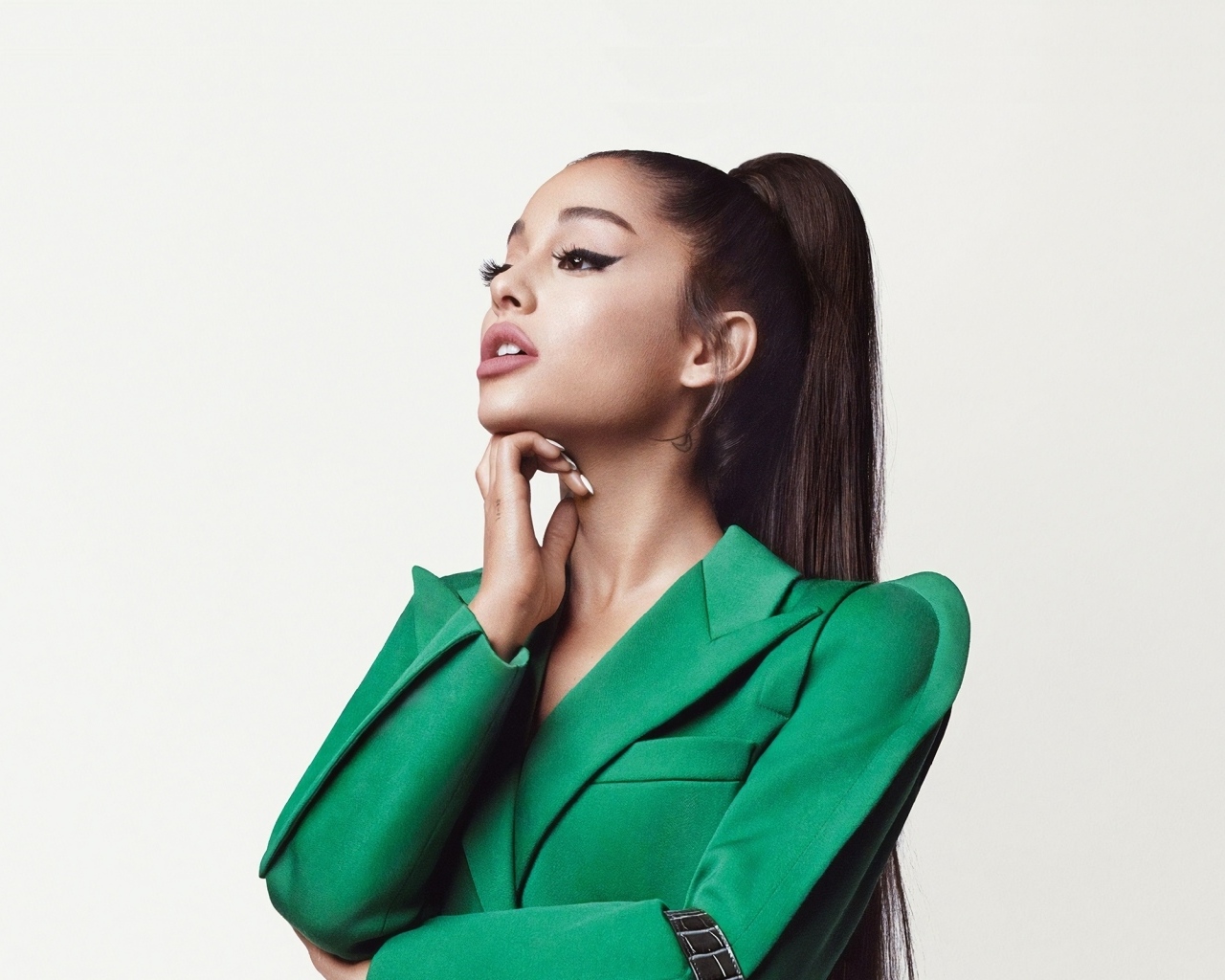 Певица Ариана Гранде в зеленом костюме