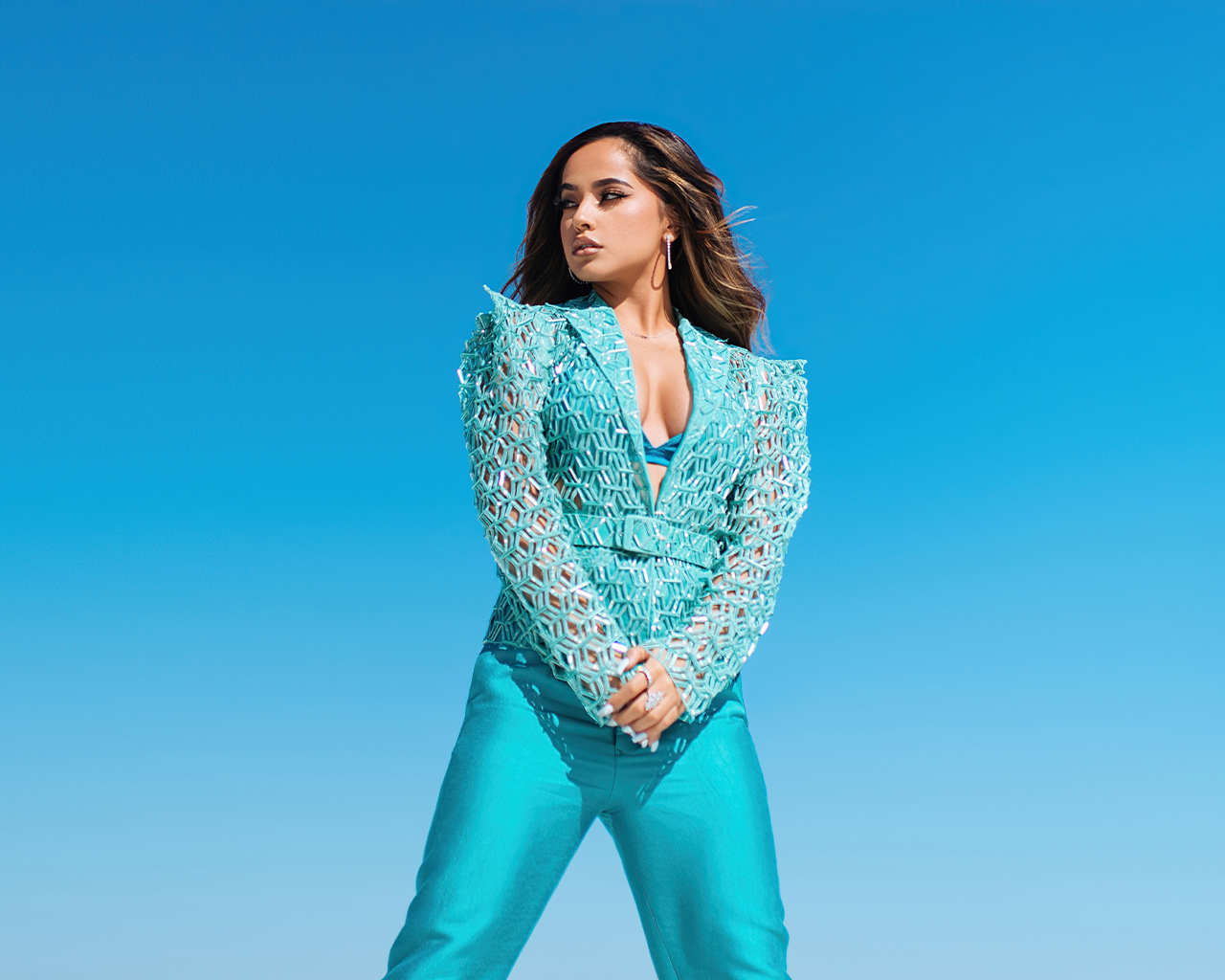 Певица Бекки Джи на голубом фоне