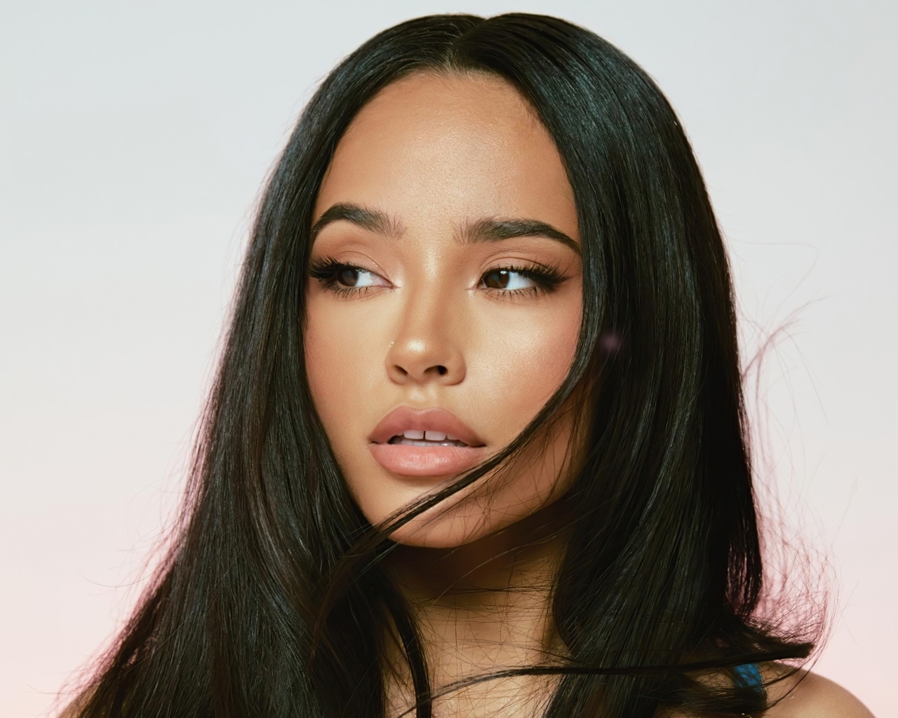 Лицо певицы Бекки Джи крупным планом