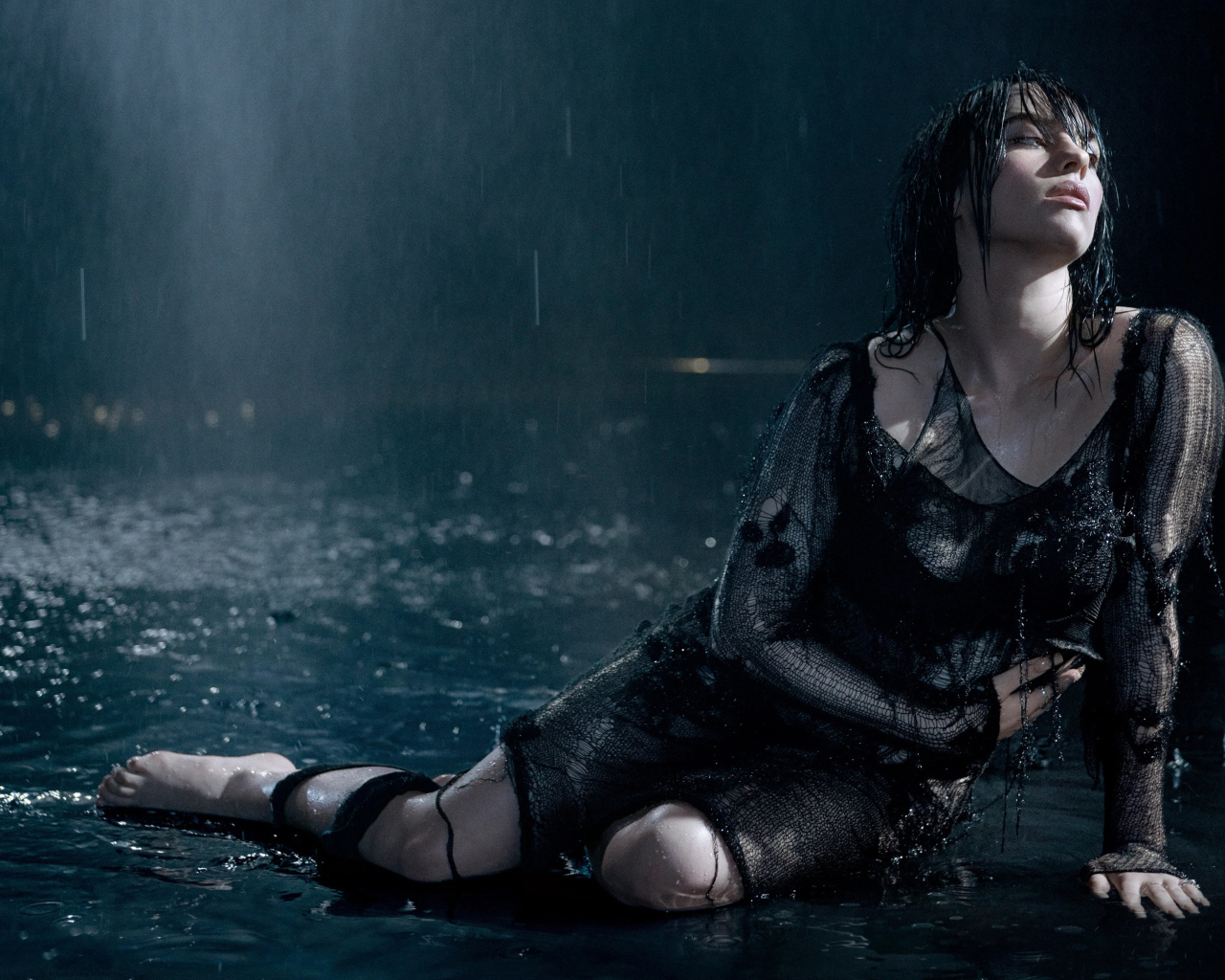 Певица Билли Айлиш в черном платье под дождем