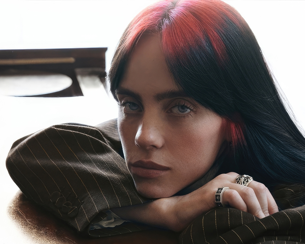 Певица Билли Айлиш в полосатом костюме