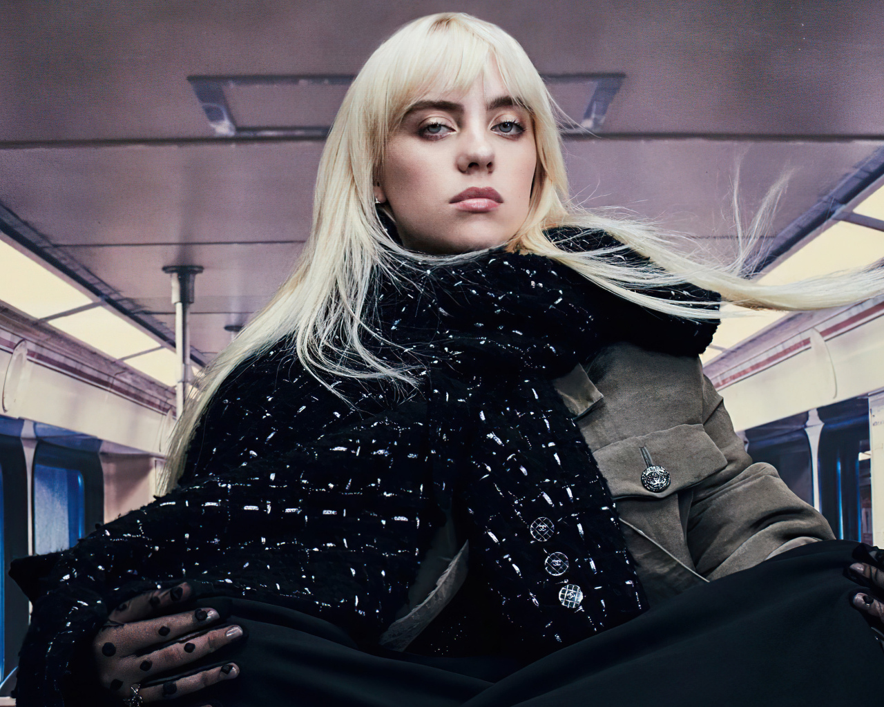 Певица Билли Айлиш в вагоне метро