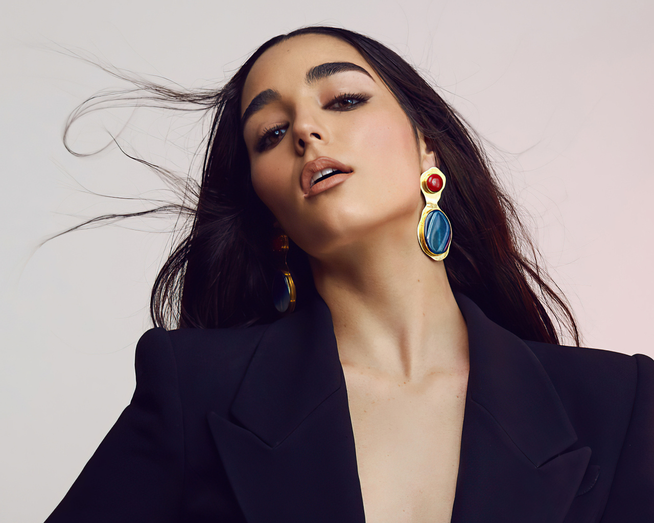 Певица Индиана Массара в черном пиджаке