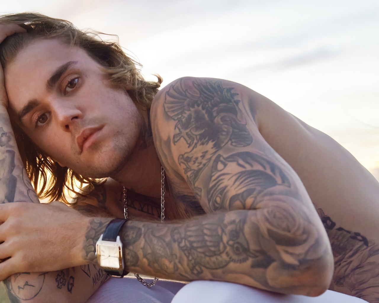 Певец Джастин Бибер с татуировками на теле