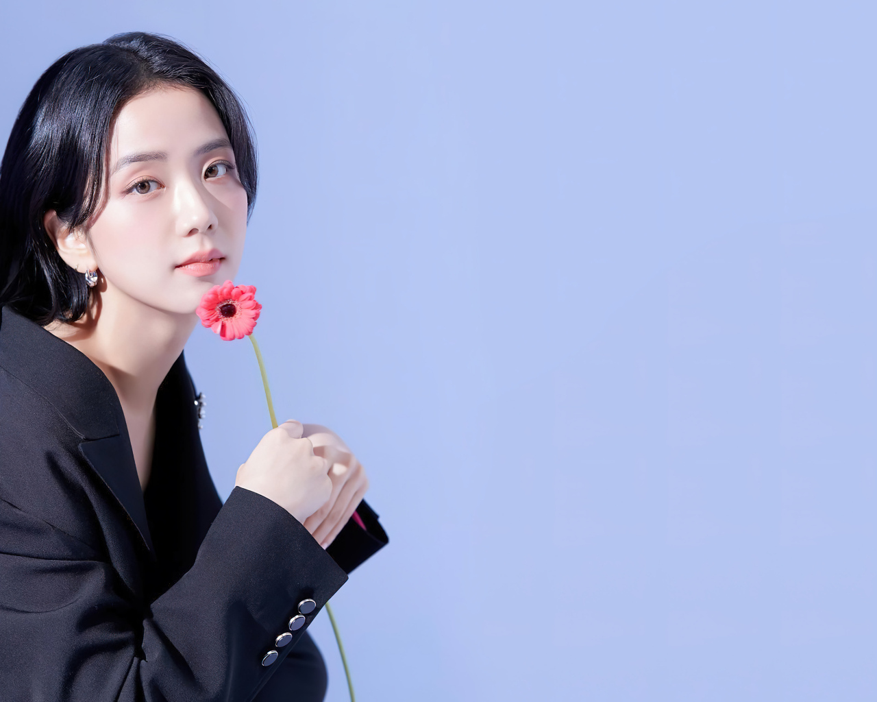 Певица Ким Джи Су с цветком на сером фоне