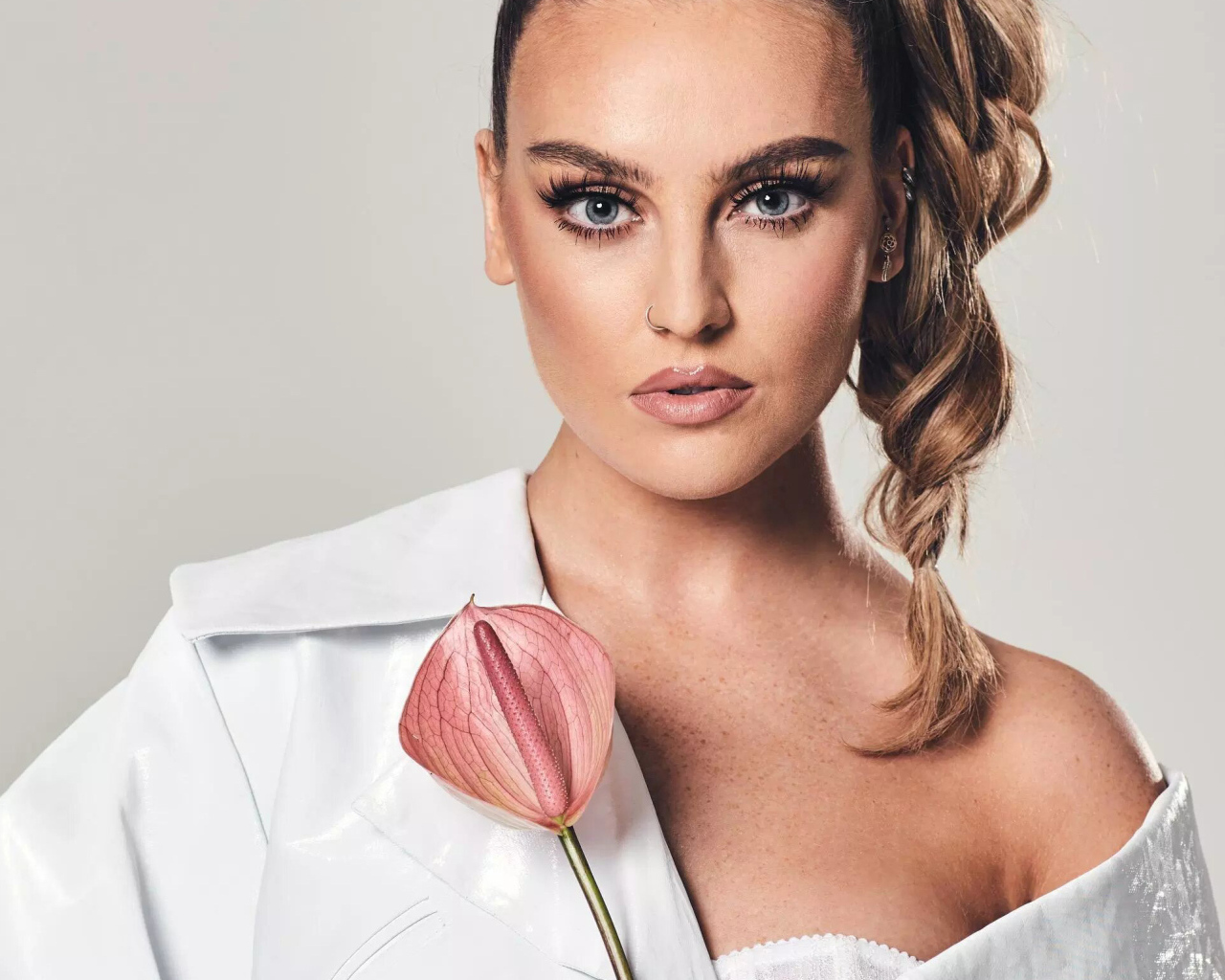 Певица Перри Эдвардс с цветком в руках