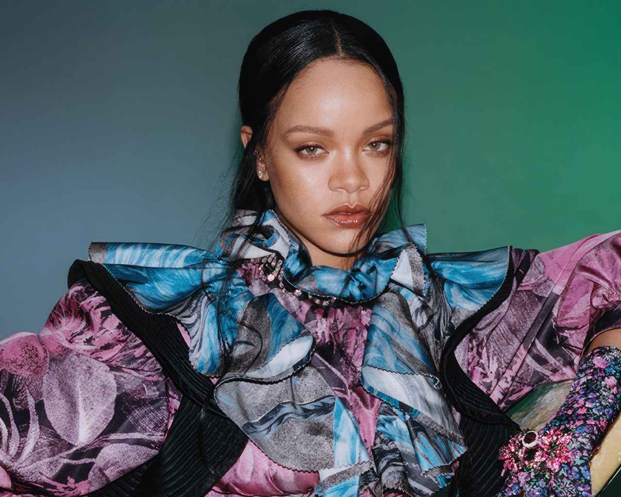 Певица Рианна в красивом наряде