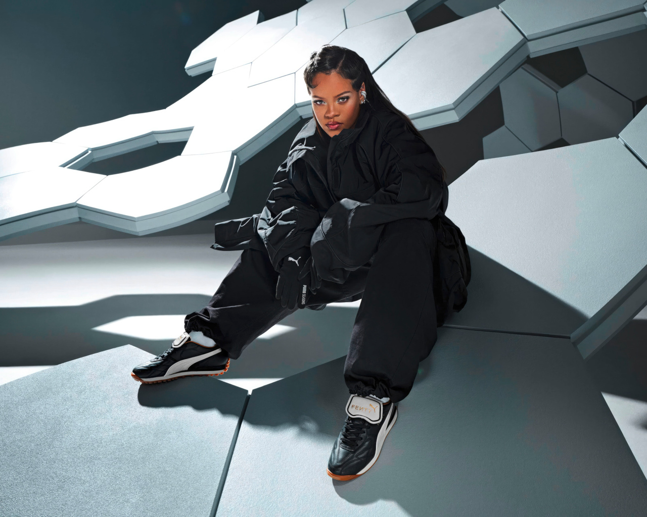 Певица Рианна в черном спортивном костюме