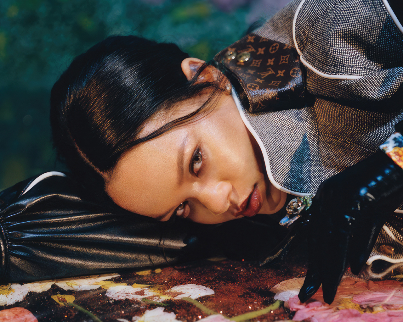 Певица Рианна лежит на полу