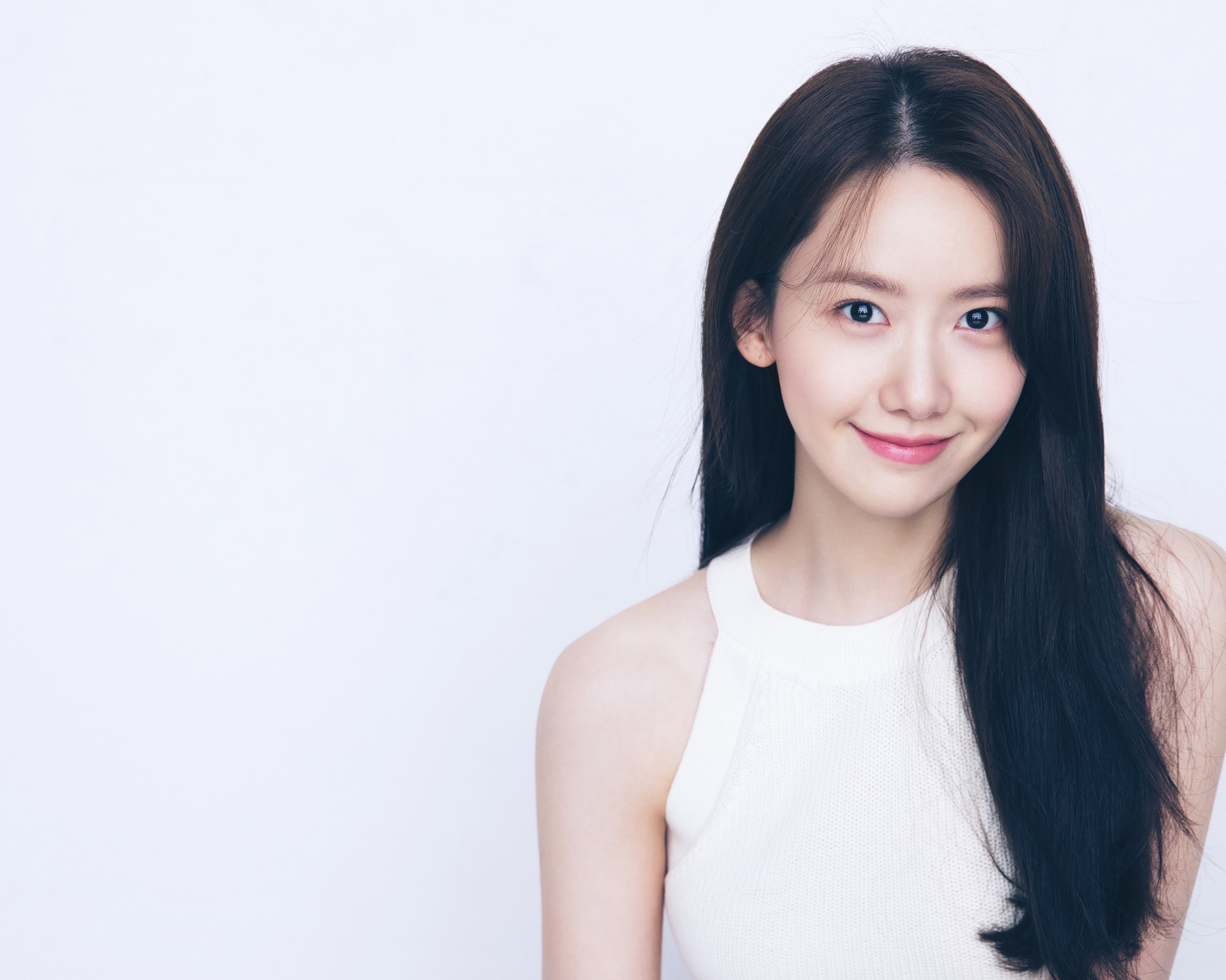 Улыбающаяся девушка Yoona на белом фоне