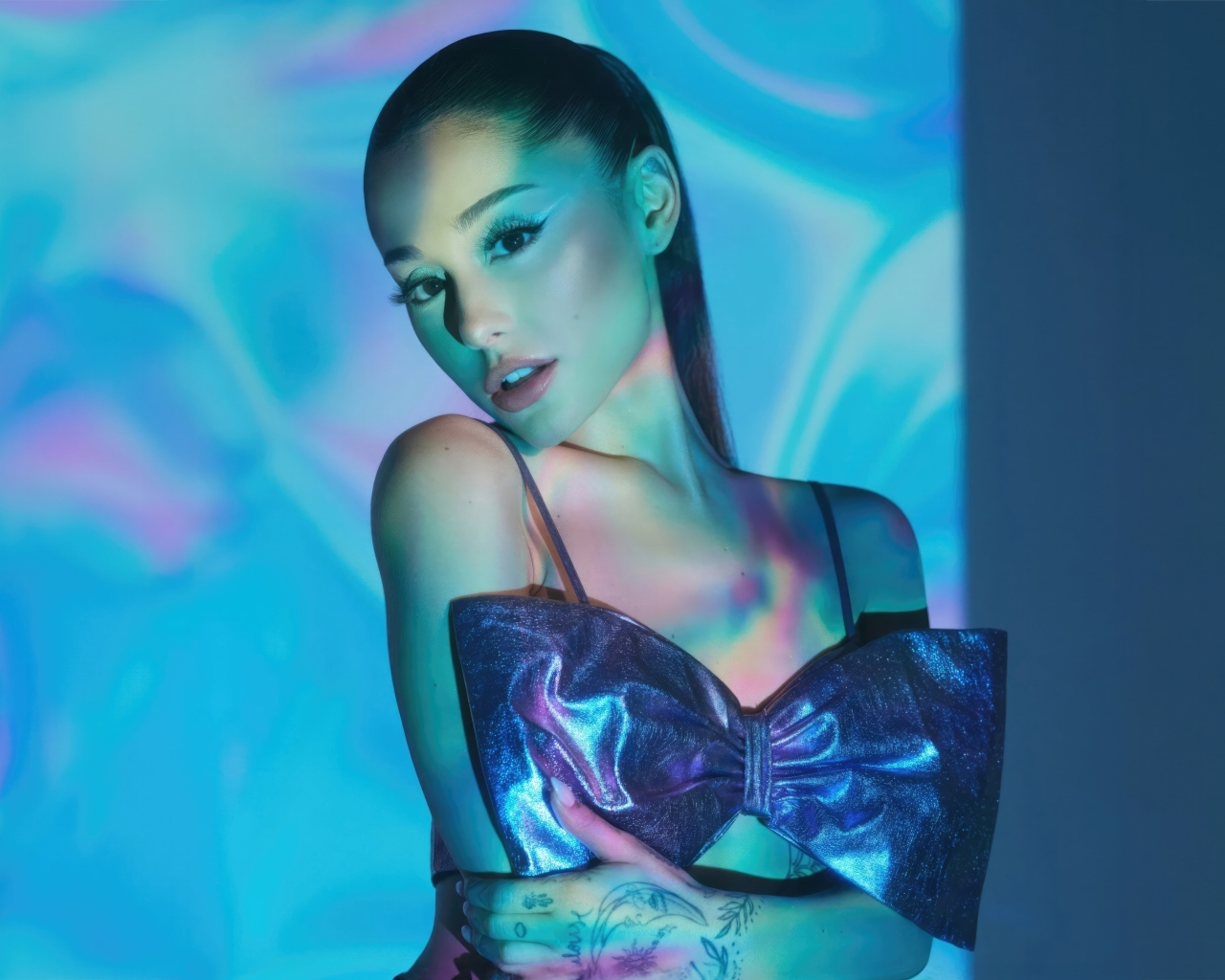 Нежная молодая девушка певица Ариана Гранде