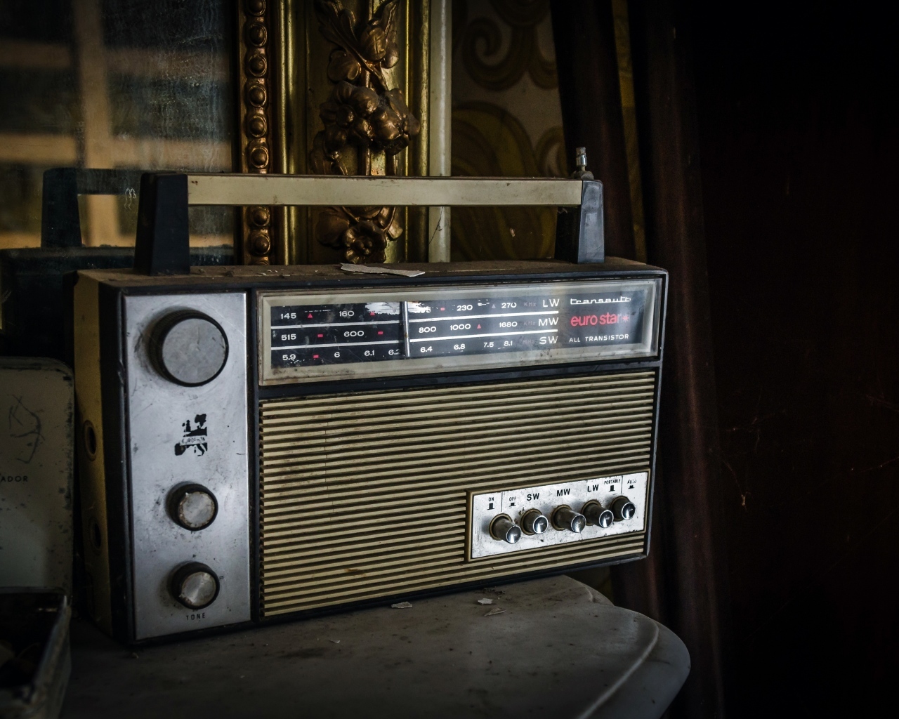 Старый радиоприемник стоит на столе