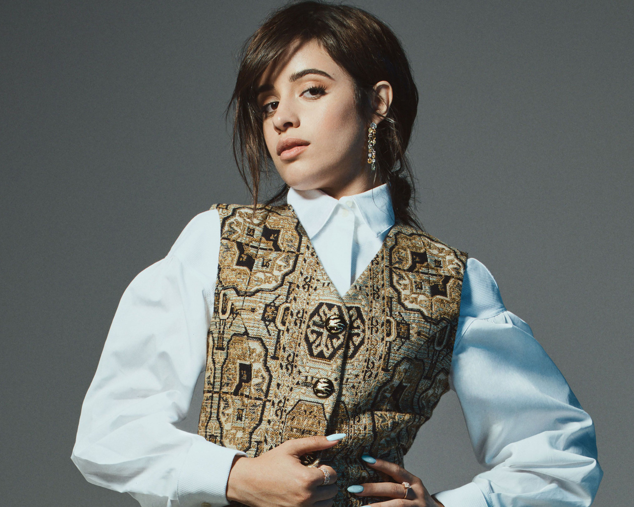 Белая блузка и жилетка в образе певицы Камила Кабельо