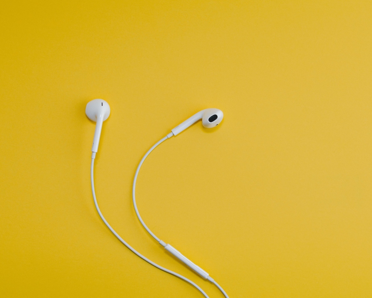 Белые наушники на желтом фоне