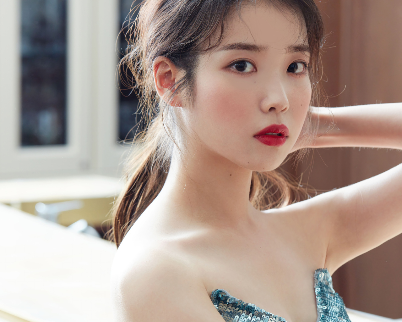 Молодая девушка южнокорейская певица IU