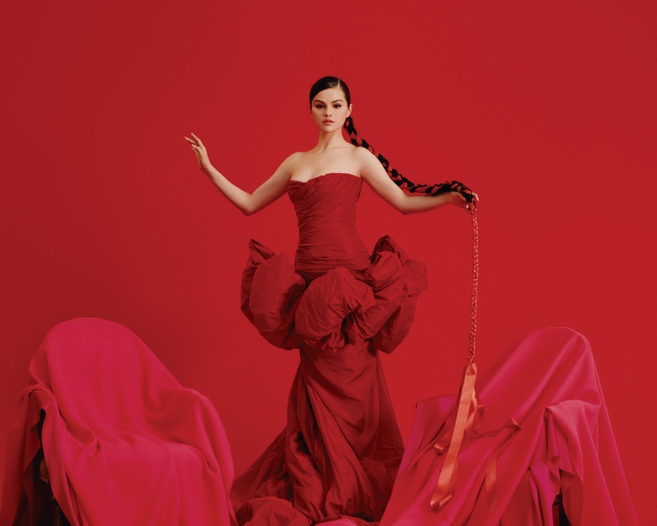 Молодая девушка певица и актриса Селена Гомес в красном платье