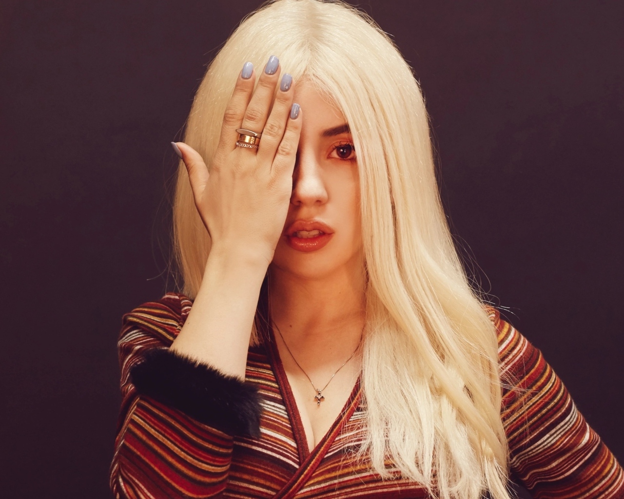 Молодая певица Эйва Макс закрыла глаз