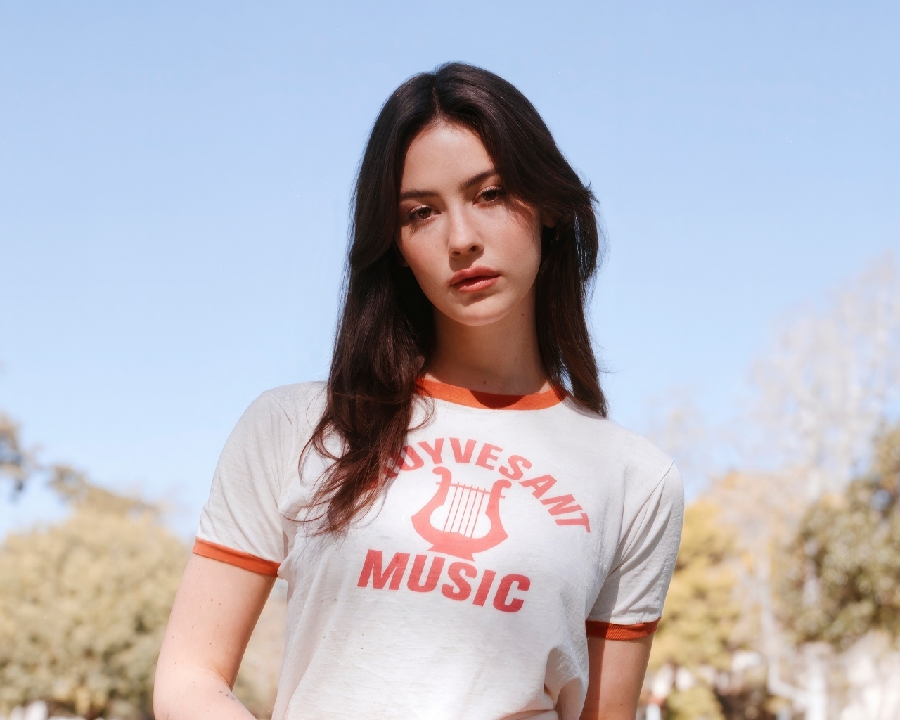 Молодая певица Грэйси Абрамс в футболке