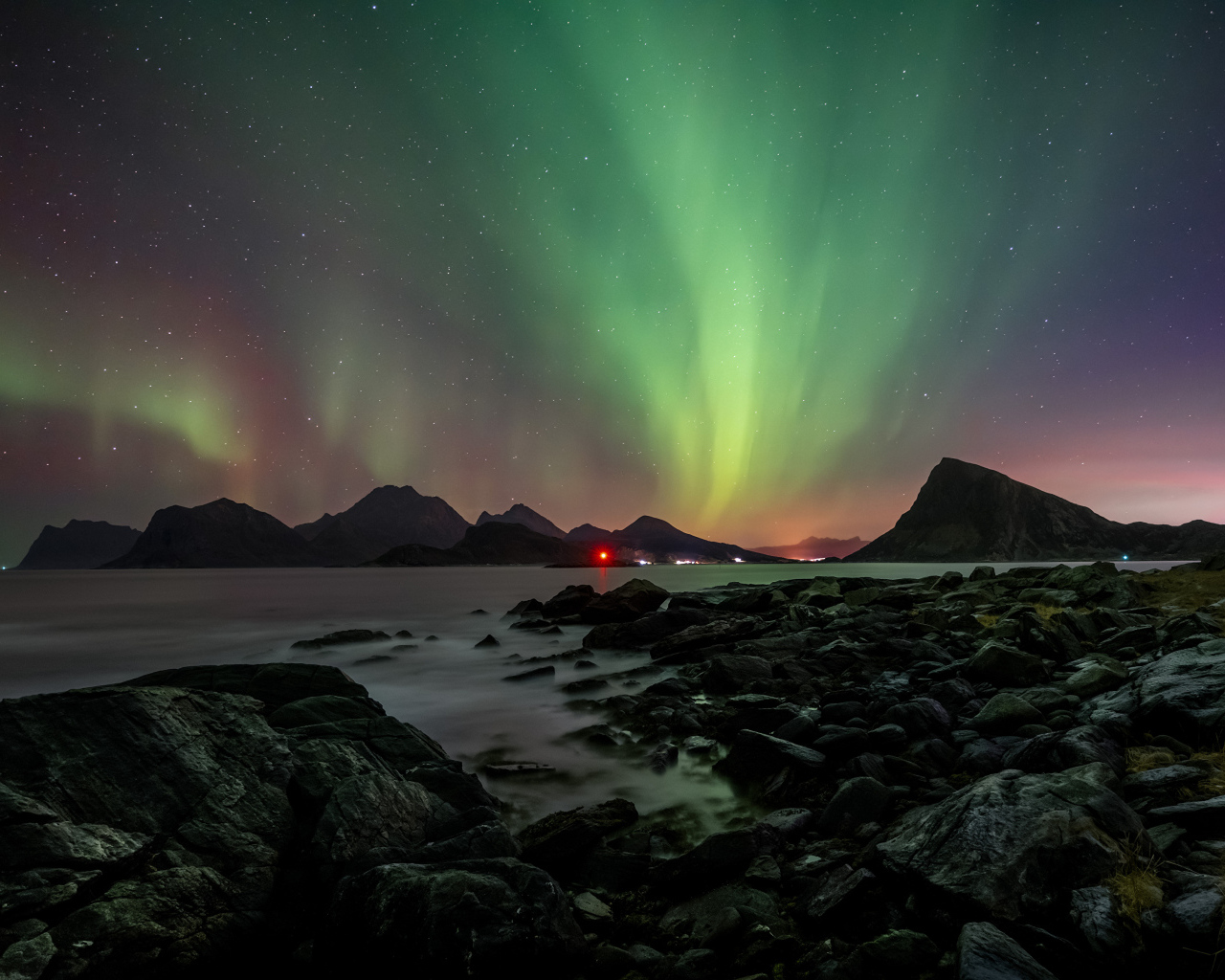Красивое полярное сияние над водой