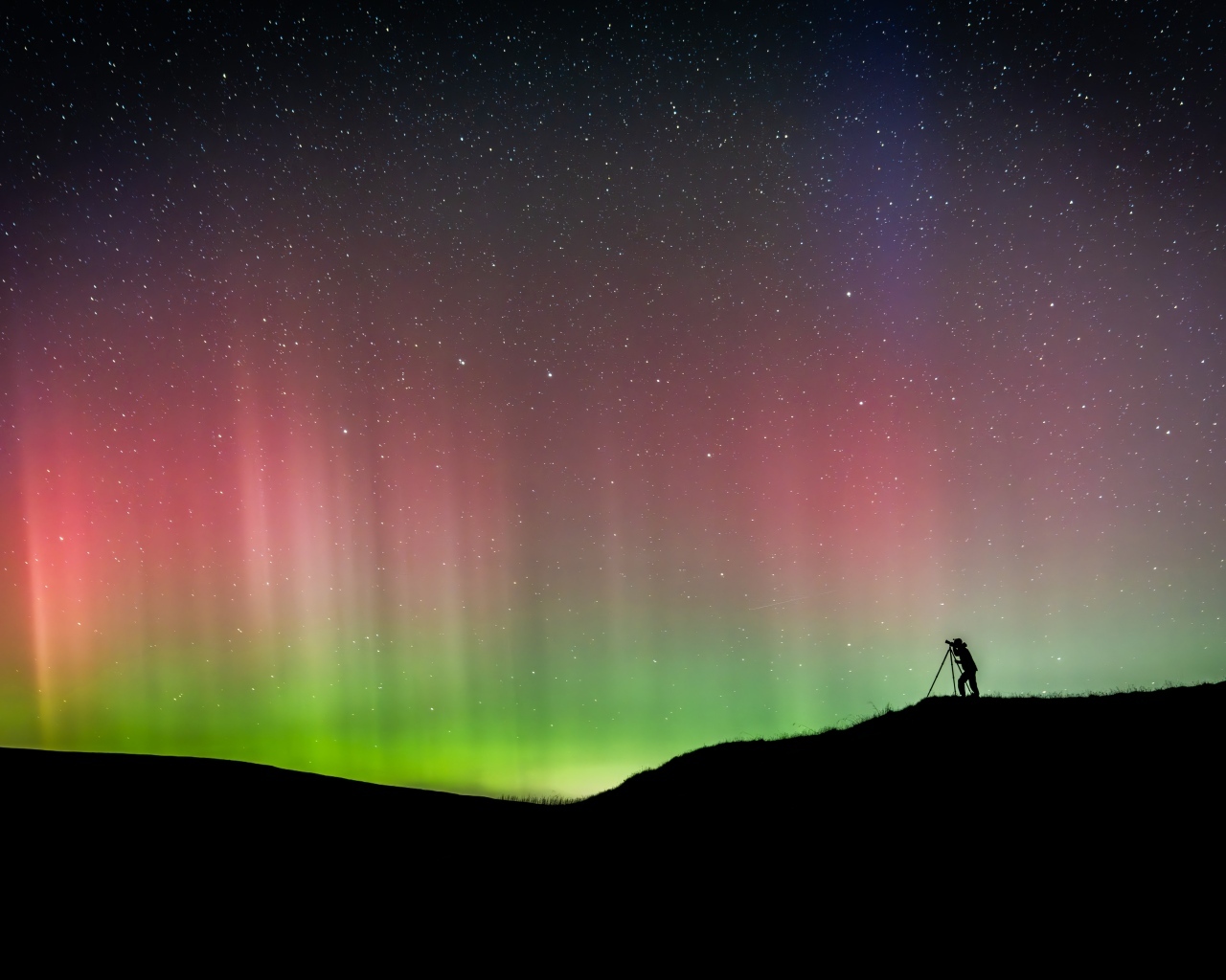 Красивое разноцветное полярное сияние в звездном небе