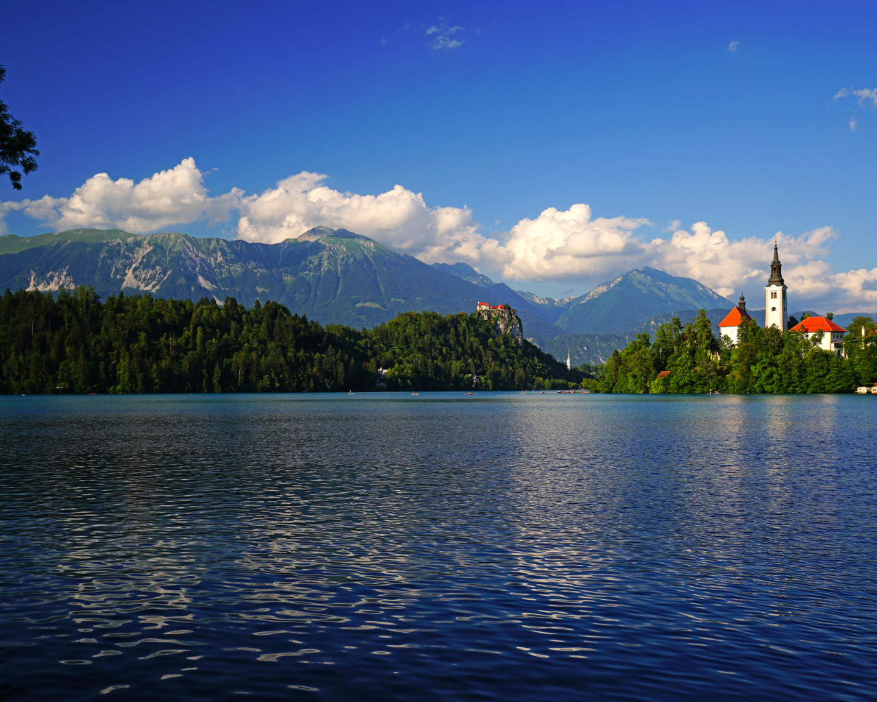 Красивый вид на озеро и покрытые зеленью горы