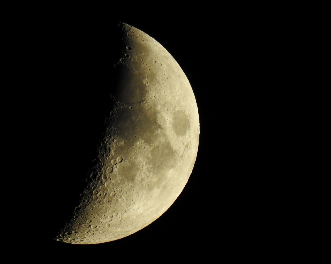 Затмение большой луны на черном фоне