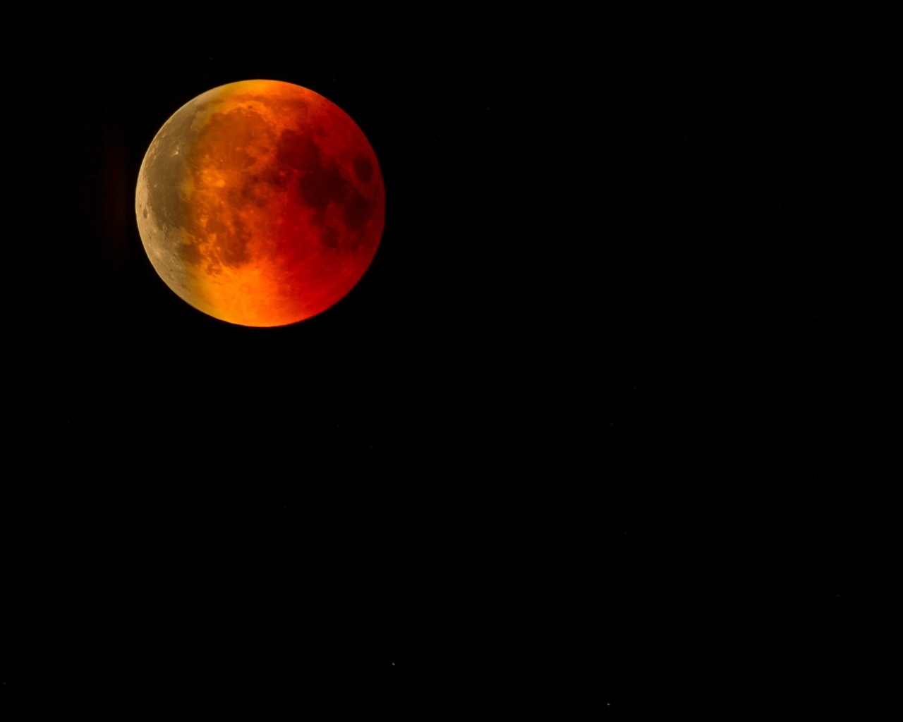 Большая красная луна на черном фоне