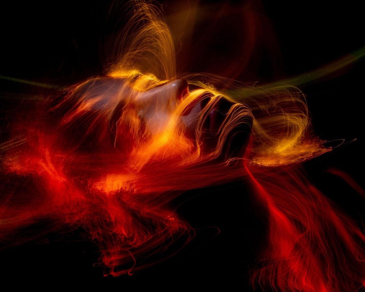 Размытые искры красного огня на черном фоне