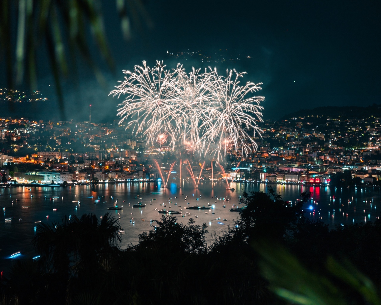 Яркий праздничный салют над озером