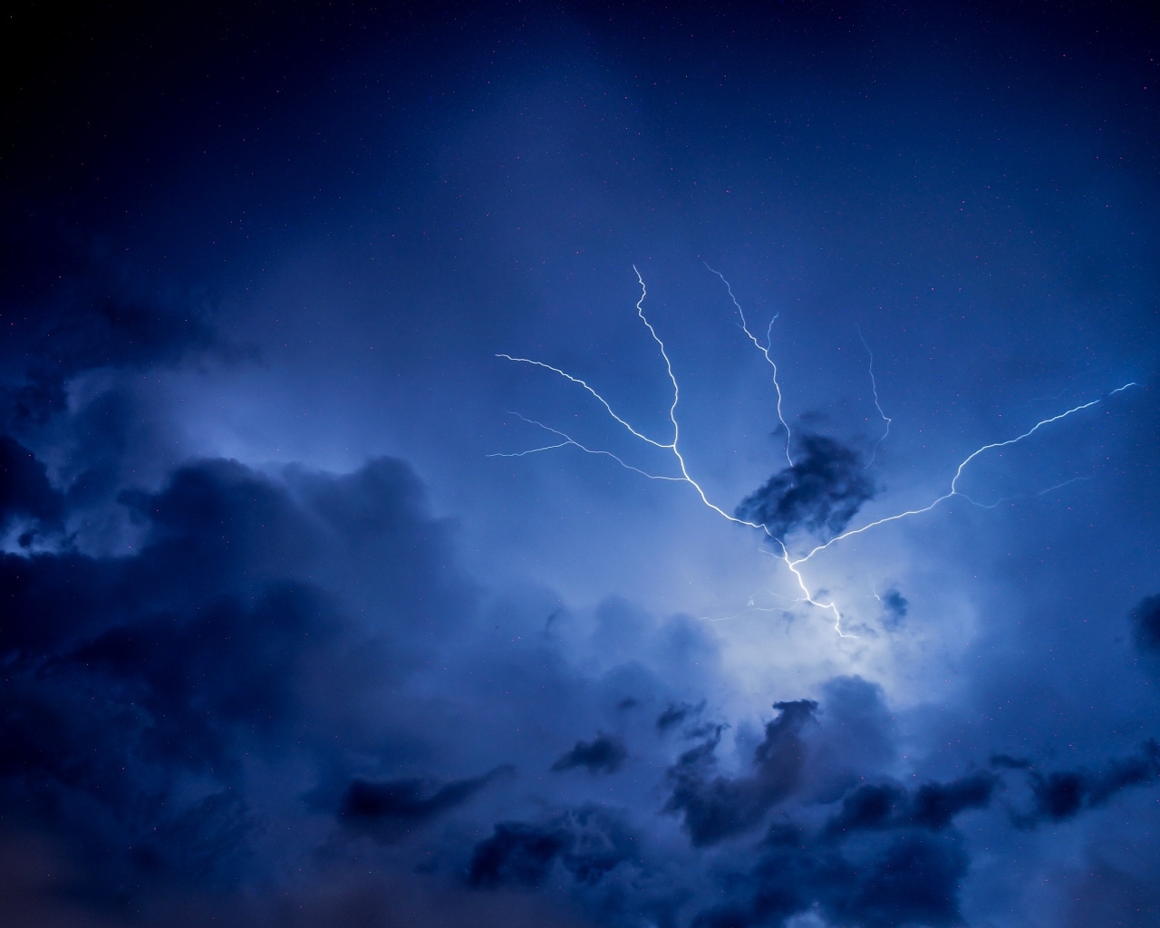 Яркая молния в грозовом небе