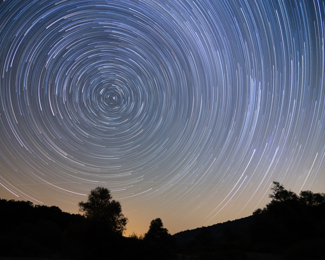 Круги из звезд в ночном небе