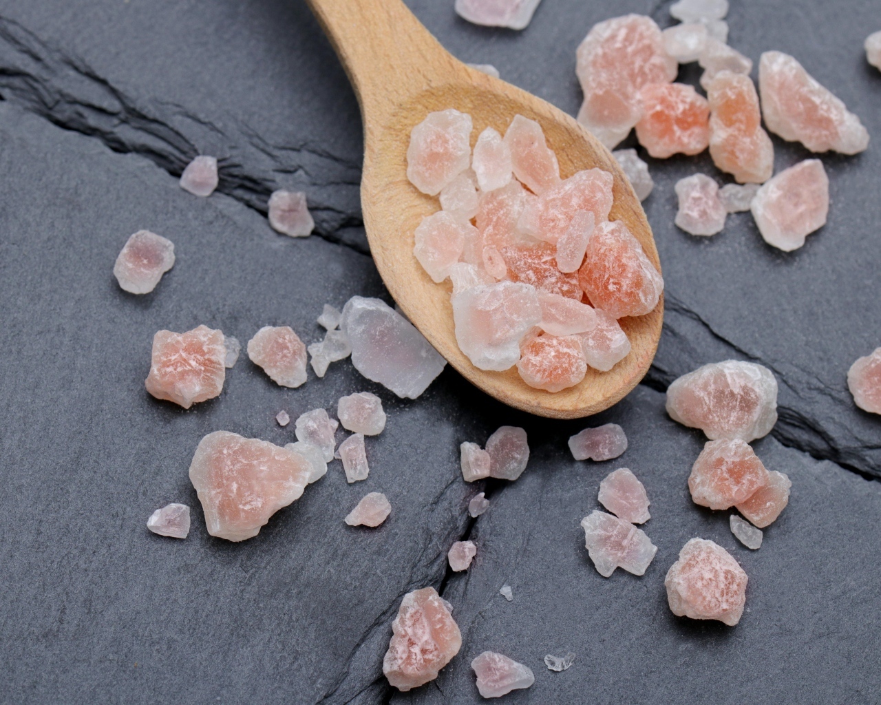 Крупная каменная соль на деревянной ложке