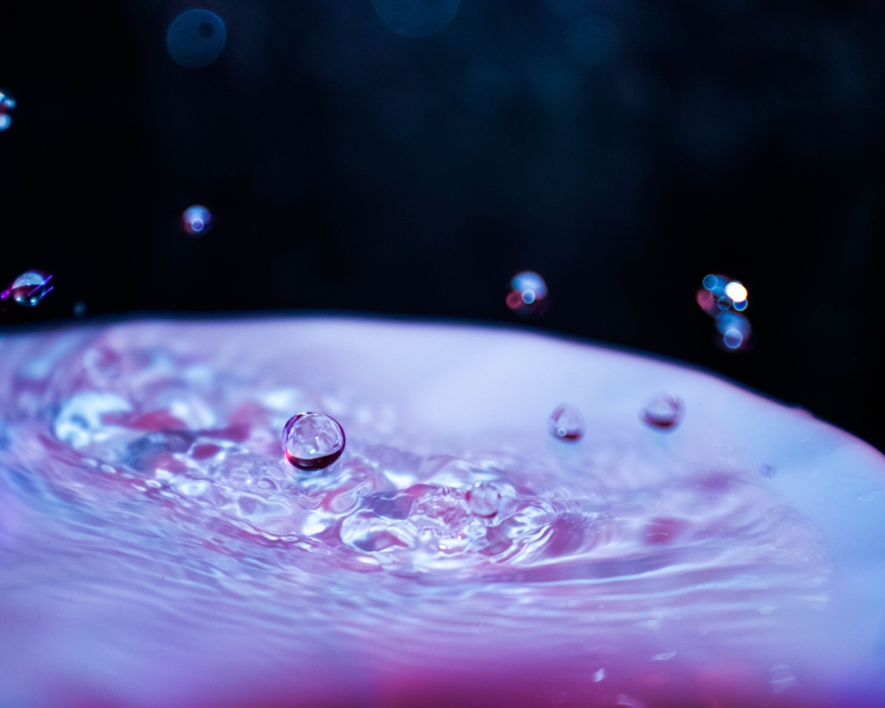 Капли воды повисли в воздухе